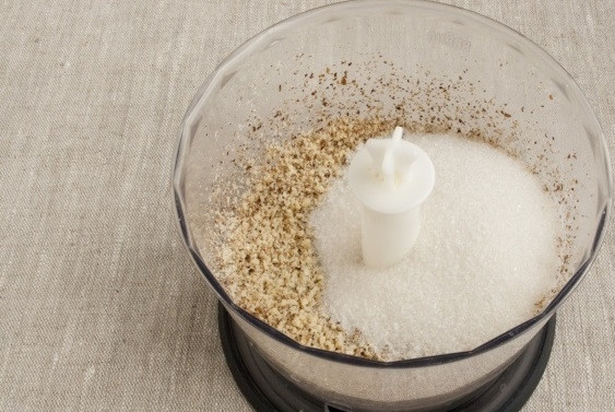 1. Этап. Творожное тесто для рогаликов: 5. Орешки вместе с сахаром измельчите в однородную крошку.