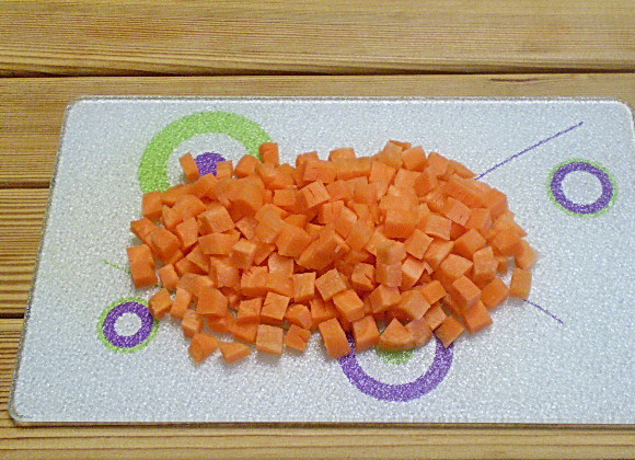 1. Этап. Гуляш из шампиньонов: 3. Морковь нарезаем кубиками.