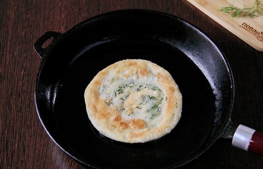 1. Этап. Лепешки с укропом: Обжарьте лепешки на сковороде в достаточном количестве масла с двух сторон до золотистого цвета.