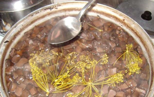 1. Этап. Сморчки маринованные: Когда грибы закипят, добавьте чайную ложку сахара, через 10 минут - уксус. Перемешайте.