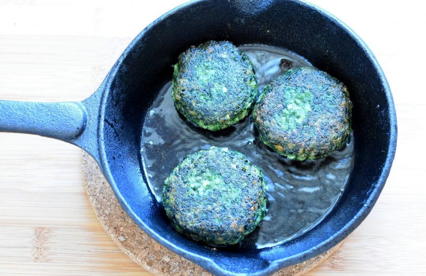 1. Этап. Постные котлеты из шпината и креветок: Обжарьте котлетки на разогретом масле при температуре чуть ниже среднего по 3-4 минуты с каждой стороны, чтобы котлетки хорошо прожарились.