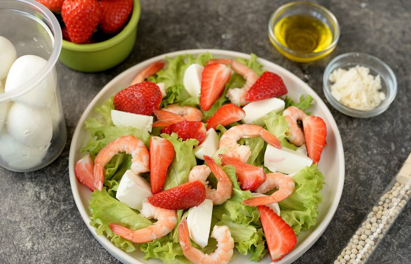 1. Этап. Салат с креветками и клубникой: Порежьте и выложите в салат свежую клубнику.