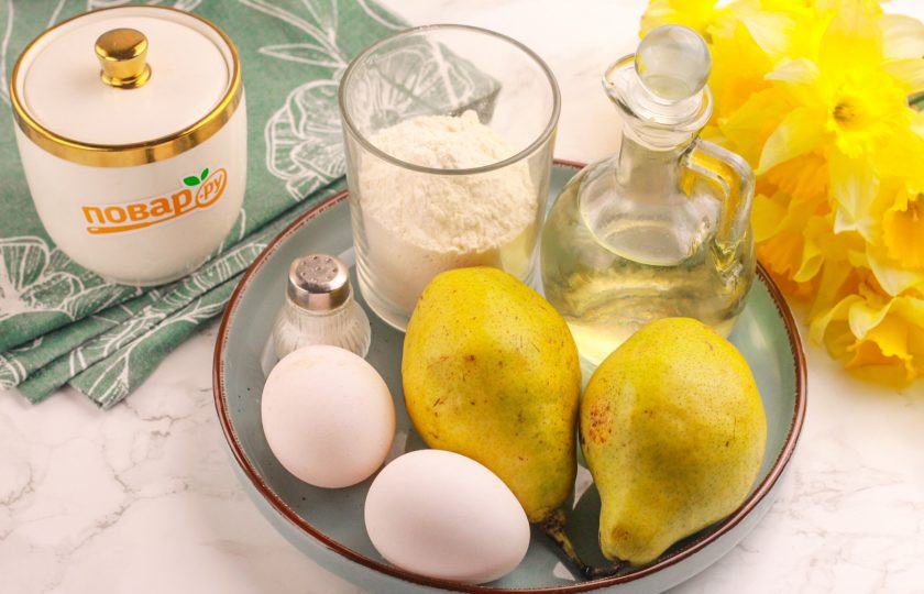 1. Этап. Шарлотка с грушами в аэрогриле: Подготовьте указанные продукты. Груши выбирайте не слишком сочные, чтобы нарезка не выпустила сок при запекании.