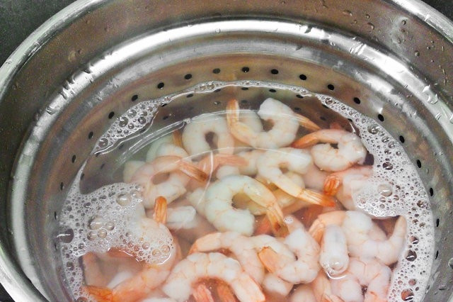 1. Этап. Фетучини с морепродуктами в сливочном соусе: 2. Приготовьте креветки. Для этого залейте замороженные продукты кипятком, подержите в нем пять минут. Очистите креветки.