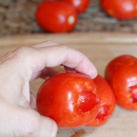 1. Этап. Помидоры, сушеные в духовке: Помидоры моем, вырезаем жесткую плодоножку.