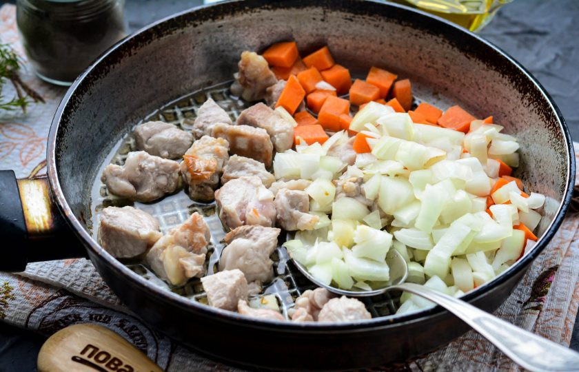 1. Этап. Ячневая каша с мясом: Разогрейте масло на сковороде, всыпьте овощи и мясо.