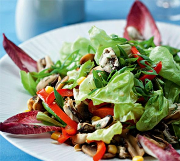 1. Этап. Салат с мидиями и кукурузой: Смешать мидии с грибами, перцем, зеленым горошком и кукурузой. Выложить смесь на салатные листья, полить остатками маринада. Подавать сразу.