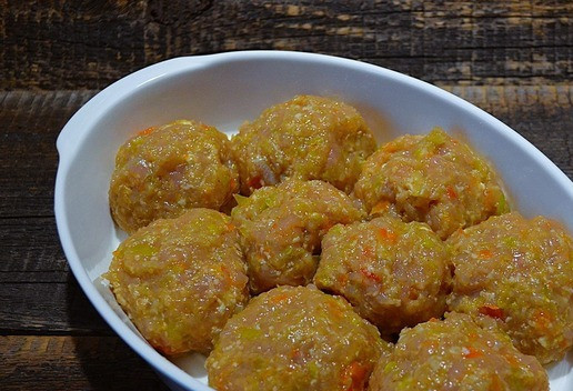 1. Этап. Биточки из индейки с овощами: Сформовать битки по 95 г., выложить в огнеупорную форму.