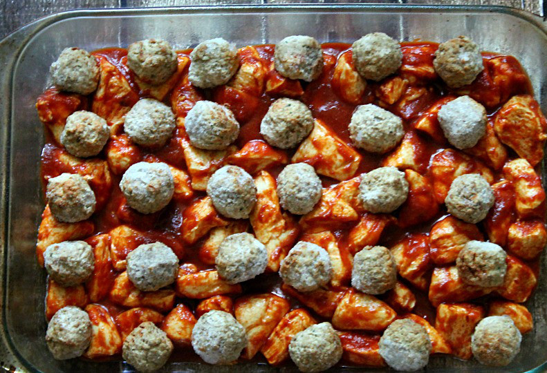 1. Этап. Тефтели с картошкой в духовке: 2. Для приготовления тефтелей необходимо пропустить через мясорубку мясо с луковицей и 2-3 зубчиками чеснока. Добавить немного панировочных сухарей, вбить 1 яйцо. Посолить и поперчить фарш по вкусу, добавить при желании свежей зелени. В данном случае процесс ускоряется тем, что в рецепт приготовления тефтелей с картошкой в духовке используются заранее заготовленные тефтели.