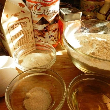 1. Этап. Оладьи на ряженке: Набор ингредиентов для приготовления оладий стандартный.