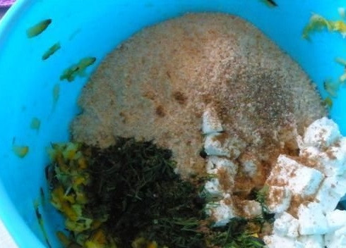 1. Этап. Кабачковые котлеты: Добавляем к кабачку яйцо, измельченный сыр, укроп, панировочные сухари и черный молотый перец. Тщательно перемешиваем.