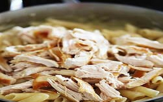 1. Этап. Паста Альфредо с курицей, запеченная: 4. Добавьте кусочки курицы.