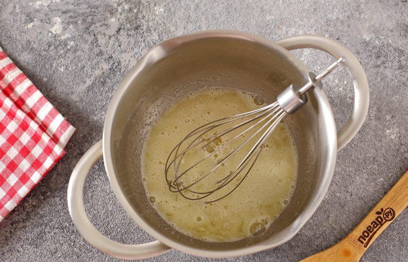 1. Этап. Оладьи на ряженке с яблоками: Взбейте яйцо с сахаром.