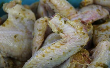 1. Этап. Крылышки во фритюре: 3. Все тщательно перемешайте и оставьте на полчасика, чтобы крылышки пропитались вкусом и ароматом приправ.