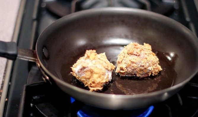 1. Этап. Жареное мороженое на сковороде: 5. На сковороде разогрейте сливочное и растительное масло. Жарьте шарики до румяности с двух сторон буквально по 30 секунд.