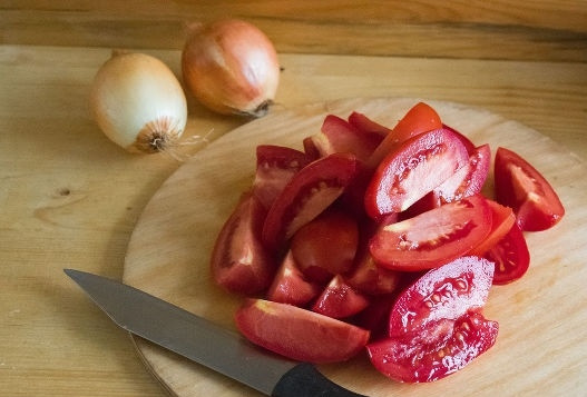 1. Этап. Салат на зиму из баклажанов: 2. Помидоры вымойте, обсушите, нарежьте пополам.