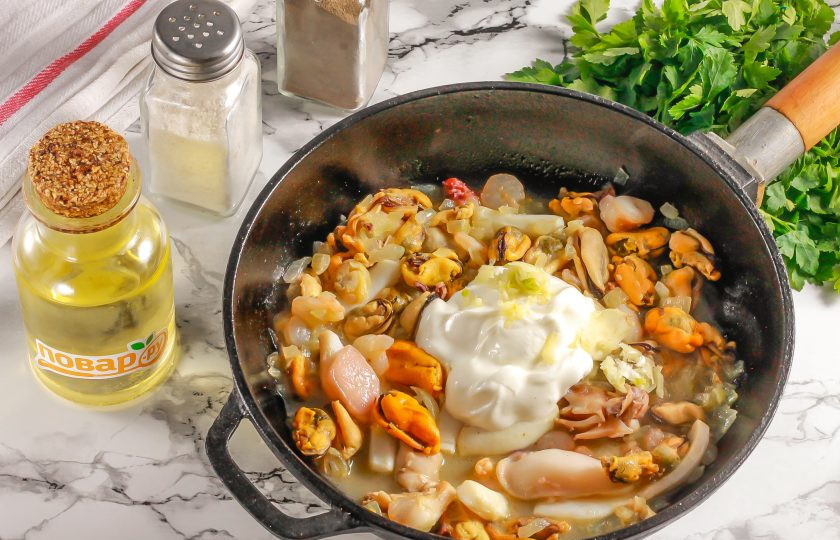 1. Этап. Морепродукты в чесночном соусе: Выложите сметану любой жирности и спрессуйте зубчики чеснока.