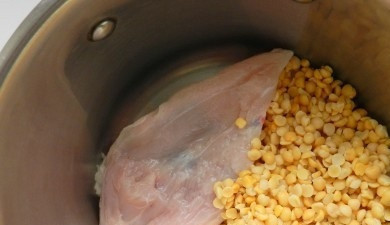 1. Этап. Cуп гороховый с курицей: Куриное мясо промываем, заливаем водой и ставим варится вместе с горохом. У курицы можно использовать любые части. Варим 1 час, снимая пену. Спустя время достаем курицу, нарезаем мясо на кусочки. Кусочки отправляем обратно в суп.