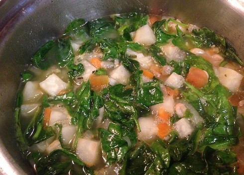 1. Этап. Суп с фасолью и шпинатом: 10. Суп получается достаточно густым, не очень похожим на наши традиционные супчики. Если вам хочется более жидкого — просто добавьте воды или бульона.