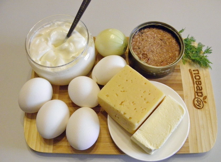 1. Этап. Салат Мимоза новогодний: Подготовьте продукты: охладите хорошо сливочное масло, отцедите рыбу от жидкости, сварите яйца, очистите лук. Приступим!