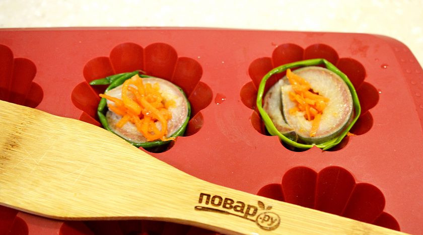 1. Этап. Сельдь в желе: 4. Выложите на дно силиконовой формочки. В центр положите немного морковки.