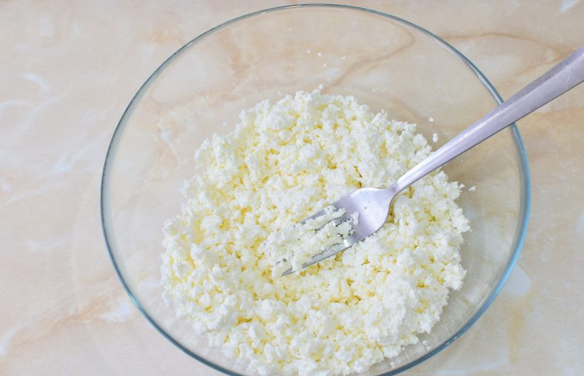 1. Этап. Сырники в мультипекаре: В чашу выложите творог. Если есть необходимость, то разомните его вилкой для более однородной консистенции. Можно протереть через сито.