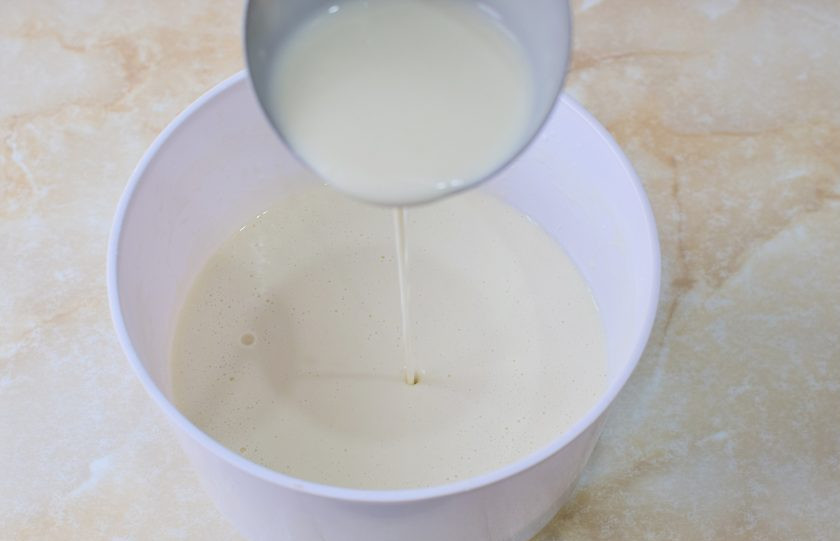 1. Этап. Блины купеческие: Для получения тонких блинчиков тесто должно получиться достаточно жидкое. Регулируйте необходимую густоту добавлением муки и молока.