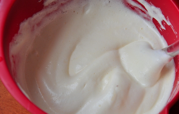 1. Этап. Бисквитный пирог: 3. Соедините желтки с белками и аккуратно перемешайте. Для аромата можно добавить в рецепт приготовления бисквитного пирога щепотку ванилина или ванильный экстракт.