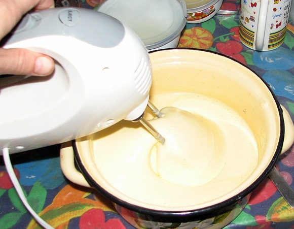 1. Этап. Шарлотка в хлебопечке: Постепенно всыпаем муку, не переставая взбивать.