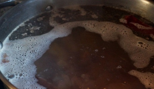 1. Этап. Зимний овощной суп с говядиной: Сварить бульон. Грудинку залить холодной водой, довести до кипения, снять пену, посолить (у меня на 4,5 литра идет столовая ложка мелкой морской соли без горки), положить острый перчик чили целиком, не разрезая, коренья, букет гарни, убавить жар до минимума, накрыть крышкой и варить 2 часа. Вопреки устойчивому представлению, бульон при таком способе варки не мутнеет.