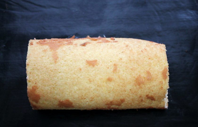 1. Этап. Бисквитный рулет с киви: Готовый рулет с киви уберите в холодильник на два часа. Перед подачей бисквитный рулет с киви украсьте и подавайте.