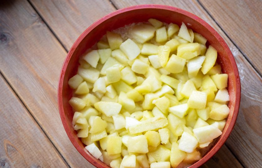 1. Этап. Насыпной пирог с яблоками без манки: Поверх разложите яблочную массу из сотейника тоже равномерным слоем.