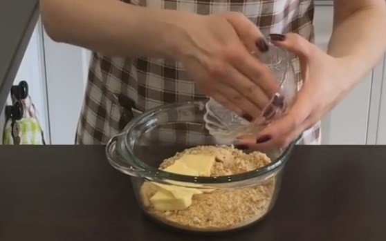 1. Этап. Творожный торт в мультиварке (и без неё): 7. Песочное печенье перебейте блендером в крошку. Добавьте в нее мягкое сливочное масло и хорошо перемешайте.