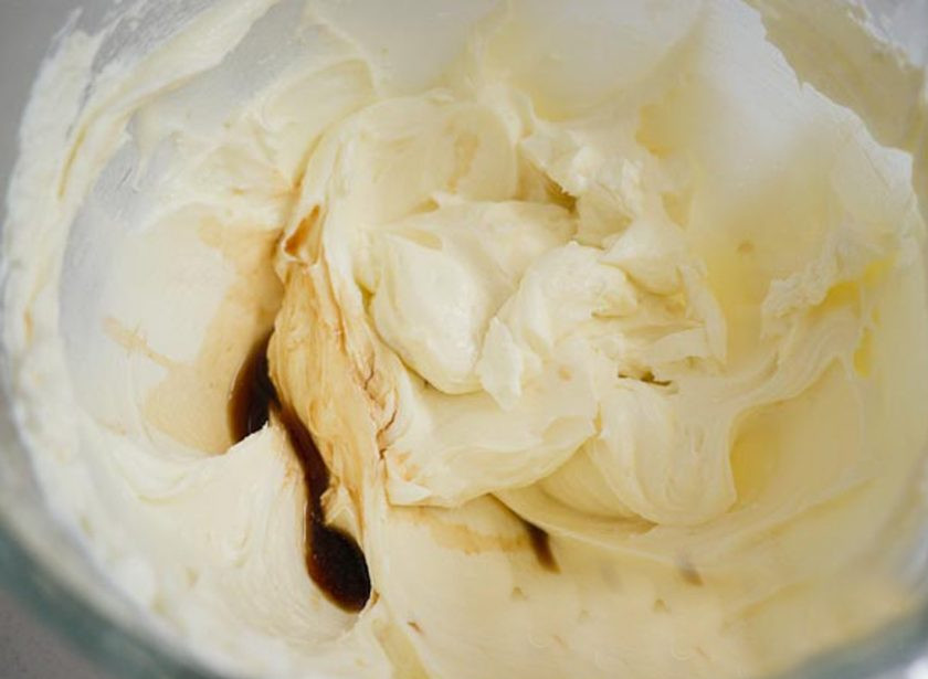 1. Этап. Вкусный чизкейк: В чаше блендера перемешайте сливочный сыр с сахаром и ванилином до однородной массы.