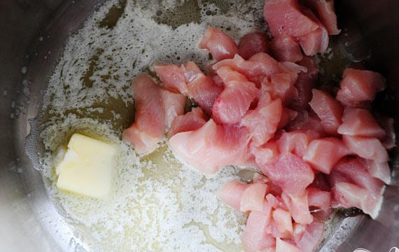 1. Этап. Индийский куриный суп: 1. Мелко нарубить чеснок. Очистить и нарезать яблоко. Нарезать лук. Нарезать курицу кубиками и приправить солью и перцем. Нагреть 2 столовые ложки сливочного масла на среднем огне. Добавить курицу и жарить, помешивая, до золотистого цвета. Снять с огня и выложить курицу на тарелку. Отложить в сторону.