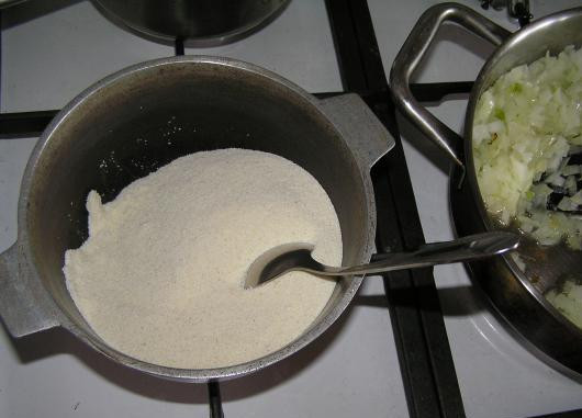 1. Этап. Курица, фаршированная луком: 4. Отдельно на сковороде с толстым дном (можно использовать казан, например) обжарить немного манку. Чтобы крупа не сгорела, нужно постоянно помешивать.