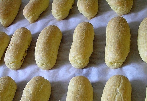 1. Этап. Эклеры с лимонным кремом: Выпекайте в разогретой до 210*С духовке в течение 25-30 минут до румяного цвета. Остудите.
