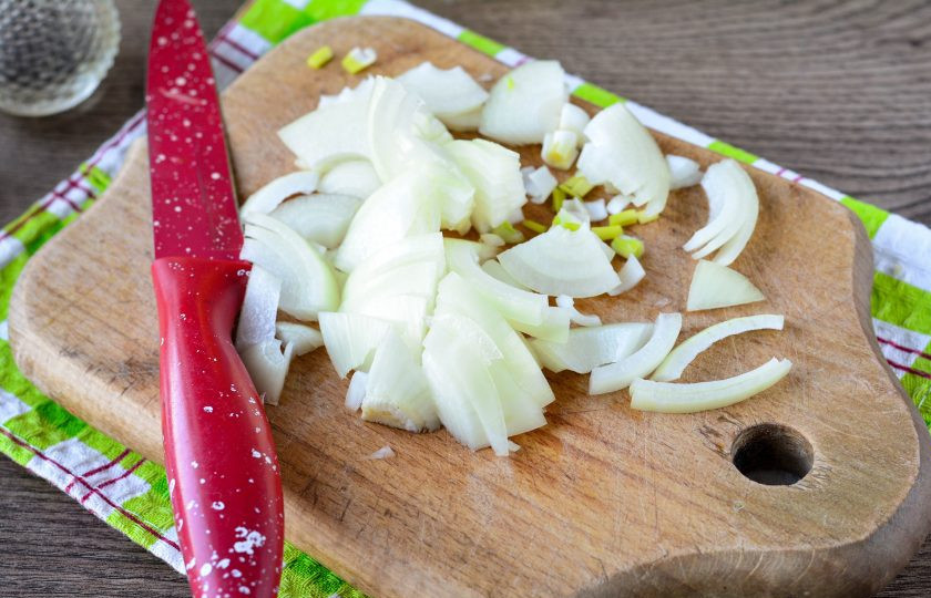 1. Этап. Капуста в пакете в духовке: Измельчите репчатый лук, нарежьте полукольцами.