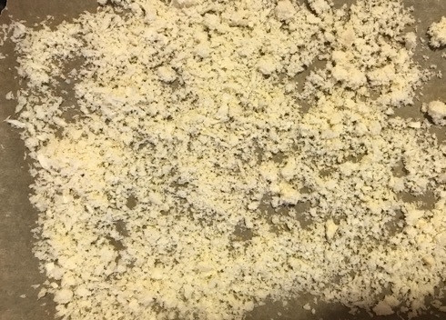 1. Этап. Панировочные сухари панко: 5. Разложите хлебную крошку на противне, застеленном пергаментом. Подсушивайте в духовке при температуре 100 градусов примерно 15-20 минут, при этом каждые 5 минут достаем и перемешиваем крошку, она не должна подрумяниваться.