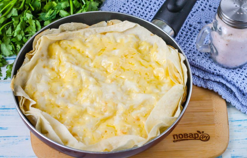 1. Этап. Пирог из лаваша на сковороде: Выключите нагрев и снимите крышку со сковороды.