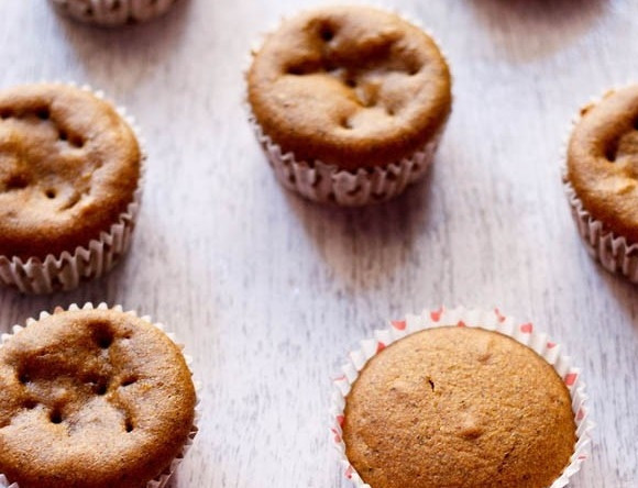 1. Этап. Тыквенные маффины: Выпекайте маффины в течение 25 минут. Остудите и подавайте. Приятного чаепития!