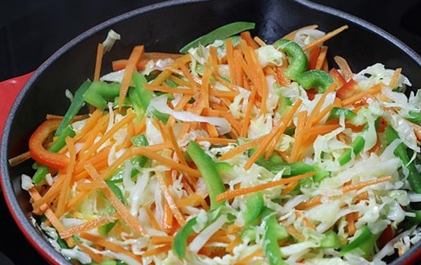 1. Этап. Жареная капуста: Обжарьте овощи 3-5 минут на сильном огне.