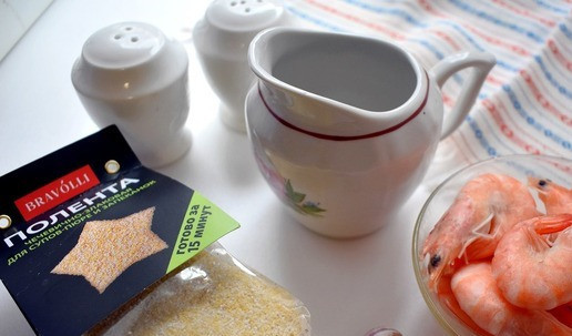 1. Этап. Крем-суп из поленты с креветками: Подготовим необходимые для приготовления супа продукты. Креветки предварительно разморозим.