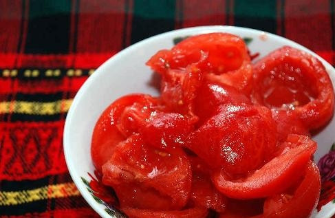 1. Этап. Морской судак в духовке: Помидоры нужно подержать в кипятке около 1 минуты. Затем снимаем с них кожицу и удаляем семена. А мякоть мелко нарезаем и добавляем соль (1-2 щепотки), мускатный орех, сахар и черный перец по вкусу.