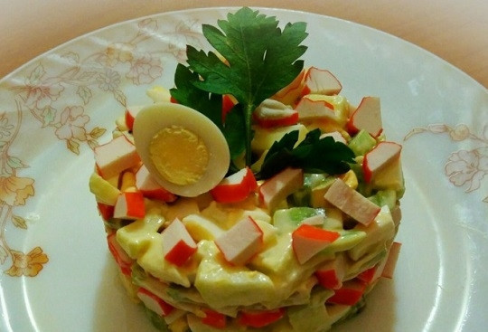 1. Этап. Салат из крабовых палочек с киви: 7. Готовый салат можно украсить яичком и зеленью. Приятного аппетита!