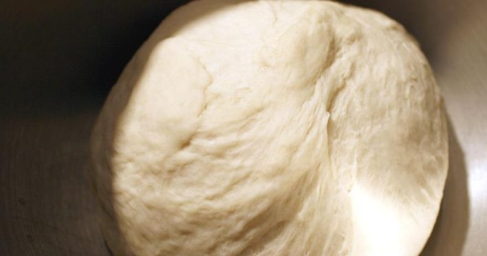 1. Этап. Пицца гавайская с ананасами: Подошедшую опару дрожжевую добавьте в мучную смесь. Замесите легкое дрожжевое тесто. Можете дать тесту еще подойти, а можете сразу приступить к приготовлению пиццы.