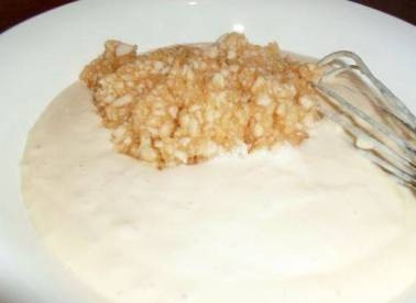 1. Этап. Оладьи с яблоком: Добавим яблоки, перемешаем тесто до однородности и больше ни в коем случае его не перемешивайте!