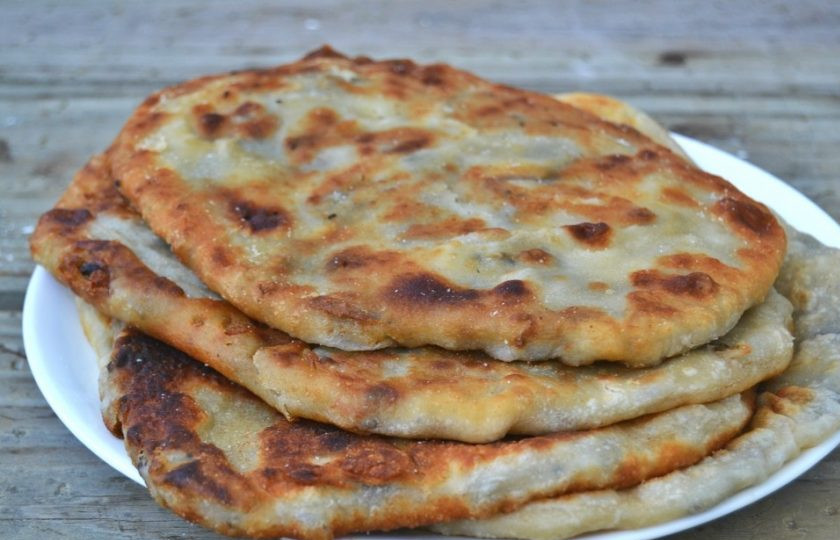 1. Этап. Лепешки с грибами и картошкой: 15. Выложите готовые лепешки в тарелку и подавайте к столу горячими или после остывания.