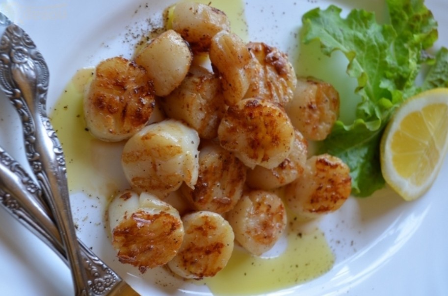 1. Stage. Fried scallops: Pour the prepared scallops with lemon juice and serve.