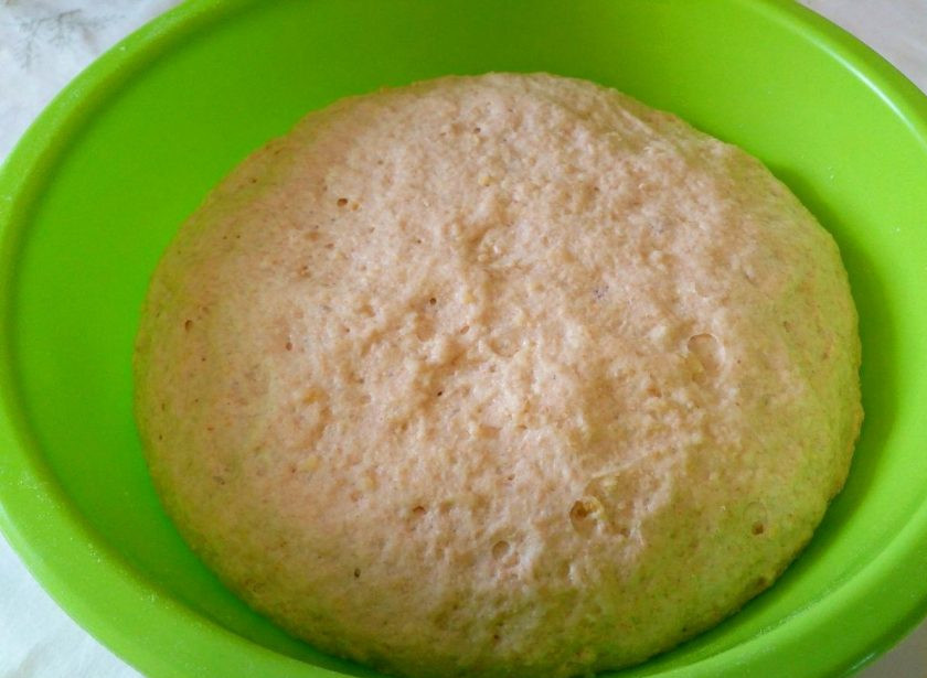 1. Этап. Постные гороховые пирожки: Спустя указанное количество времени тесто увеличится в объёме. Обомните его руками и поместите на рабочую поверхность, присыпанную мукой.